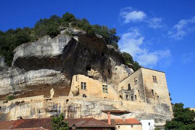 800px eyzies musee falaise